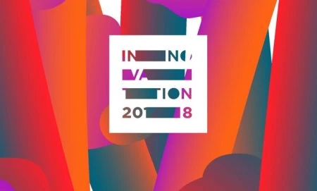 Graficzny projekt czerwonego i pomarańczowego trójkąta z różową czcionką mówiącą "IN NO WA ■ TION 2018".  Przyciągające wzrok grafiki w jaskrawych kolorach.