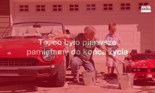 Klasyczny kabriolet z podniesionym dachem na drodze. Elegancka zderzak i drzwi samochodu dodają luksusowego charakteru.