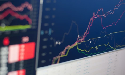 Ilustracja monitora komputerowego wyświetlającego diagram multimedialny. Pokazane są technologia i urządzenia elektroniczne. Tytuł po polsku: "Twardy limit"