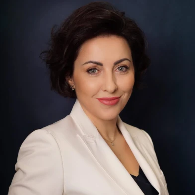 Особа з чорним волоссям та стильним зачіском, демонструючи свою гладку шкіру, чіткі брови, пухкі губи та довгі вії. Краса та елегантність у одному кадрі.