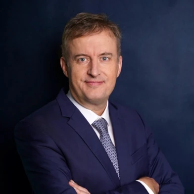 Особа в офіційний одязі з зачіскою і серйозним виразом обличчя. Акцент зроблений на їх обличчя, комірці та рукаві.