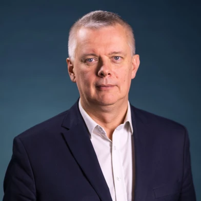 Zblizenie twarzy osoby z naciskiem na szczęke, policzek, brwi i czoło w stroju formalnym. Ceracja jest gładka wzdłuż kołnierza i ramienia.