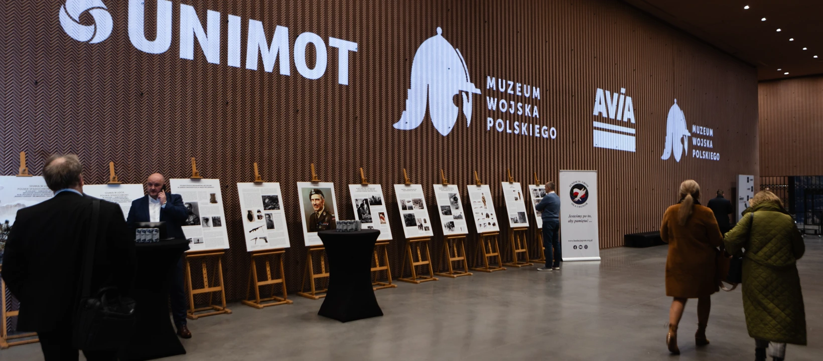 Firma projektowania graficznego UNIMOT prezentuje baner dla Muzeum Wojska Polskiego. Upamiętnienie 800 lat historii.