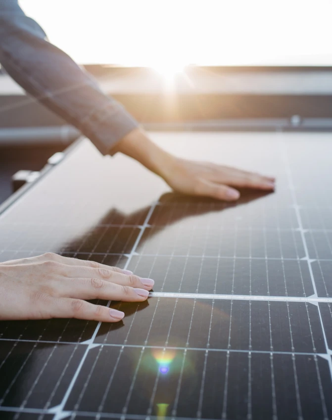 Zbliżenie kolektora słonecznego termicznego, ilustrujące technologię pozyskiwania energii słonecznej. Efektywne wykorzystanie energii słonecznej w praktyce.