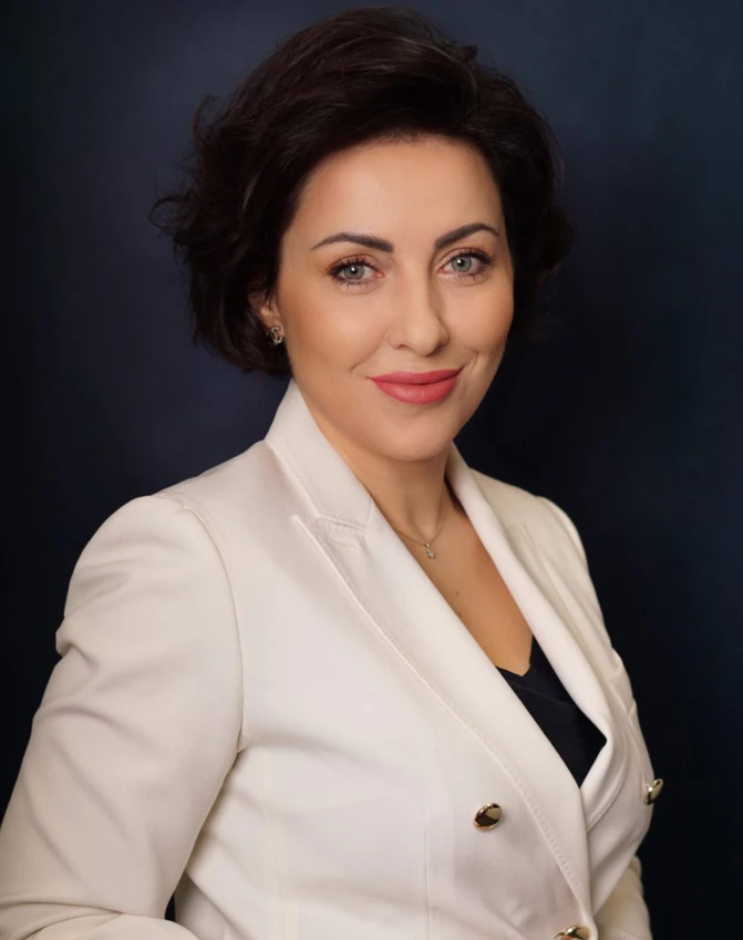 Особа з чорним волоссям та стильним зачіском, демонструючи свою гладку шкіру, чіткі брови, пухкі губи та довгі вії. Краса та елегантність у одному кадрі.