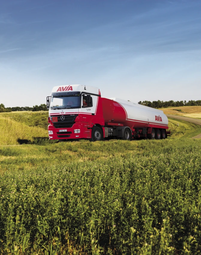 Ciężarówka handlowa marki AVIA z numerem rejestracyjnym 6962 DLY i logo Mercedes-Benza na zderzaku, używana do transportu towarów.