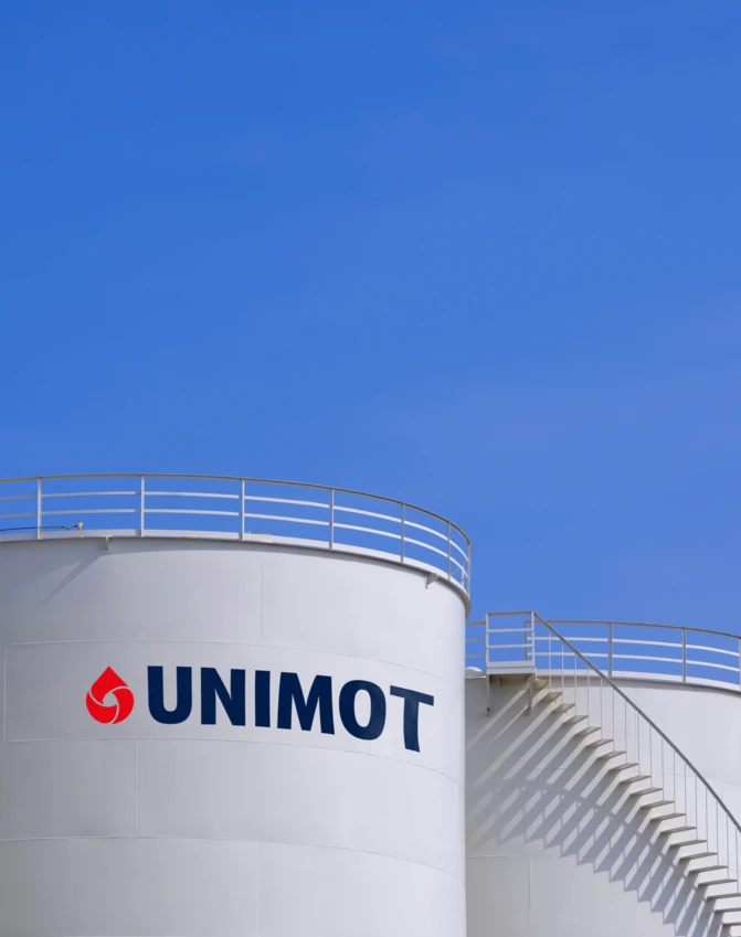 Duży cylindryczny zbiornik magazynowy z aluminium, część maszyny zaprojektowanej przez UNIMOT dla Uniwersytetu Nove de Julho. Stworzony dla firmy specjalizującej się w rozwiązaniach inżynierskich.